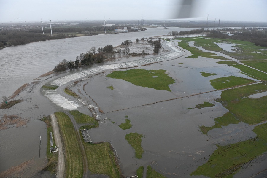 De Schelde stroomt over de overloopdijk in de Polders van Kruibeke, het grootste gecontroleerd overstromingsgebied van Vlaanderen. © Waterbouwkundig Laboratorium